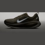 SARZI-NIKE-VOMERO-18-IM8333 - خاکی روشن/خاکی صحرایی/بادبانی/نقره‌ای متالیک - SARZI-NIKE-VOMERO-18-IM8333-200 - 9